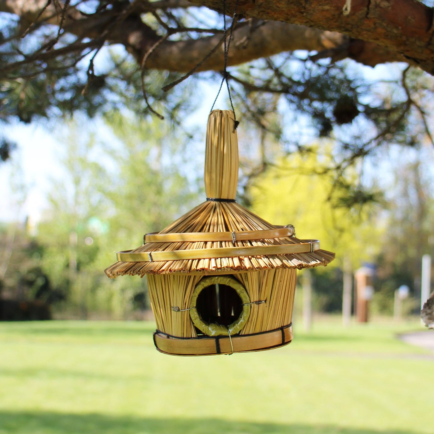 Small Round Seagrass Bird Box 17x17cm – Natural Handmade Garden Decoration
